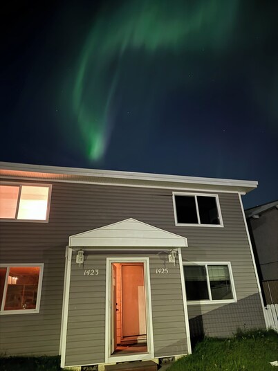 Charming 1-bedroom townhome in serene Fairbanks with WiFi