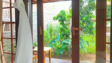 Classic Cabin, Garden View | Desk, laptop workspace, soundproofing, free WiFi