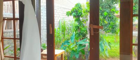 Stuga Classic - utsikt mot trädgården | Skrivbord, arbetsyta för laptop, ljudisolering och gratis wi-fi