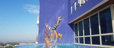 Piscina all'aperto, con ingresso dalle 08:00 alle 21:00, lettini