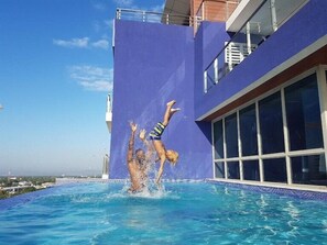Outdoor pool, open 8:00 AM to 9:00 PM, pool loungers - Apartment with roof top pool (Kingston)