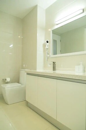 Bathroom - Apartment with roof top pool (Kingston)