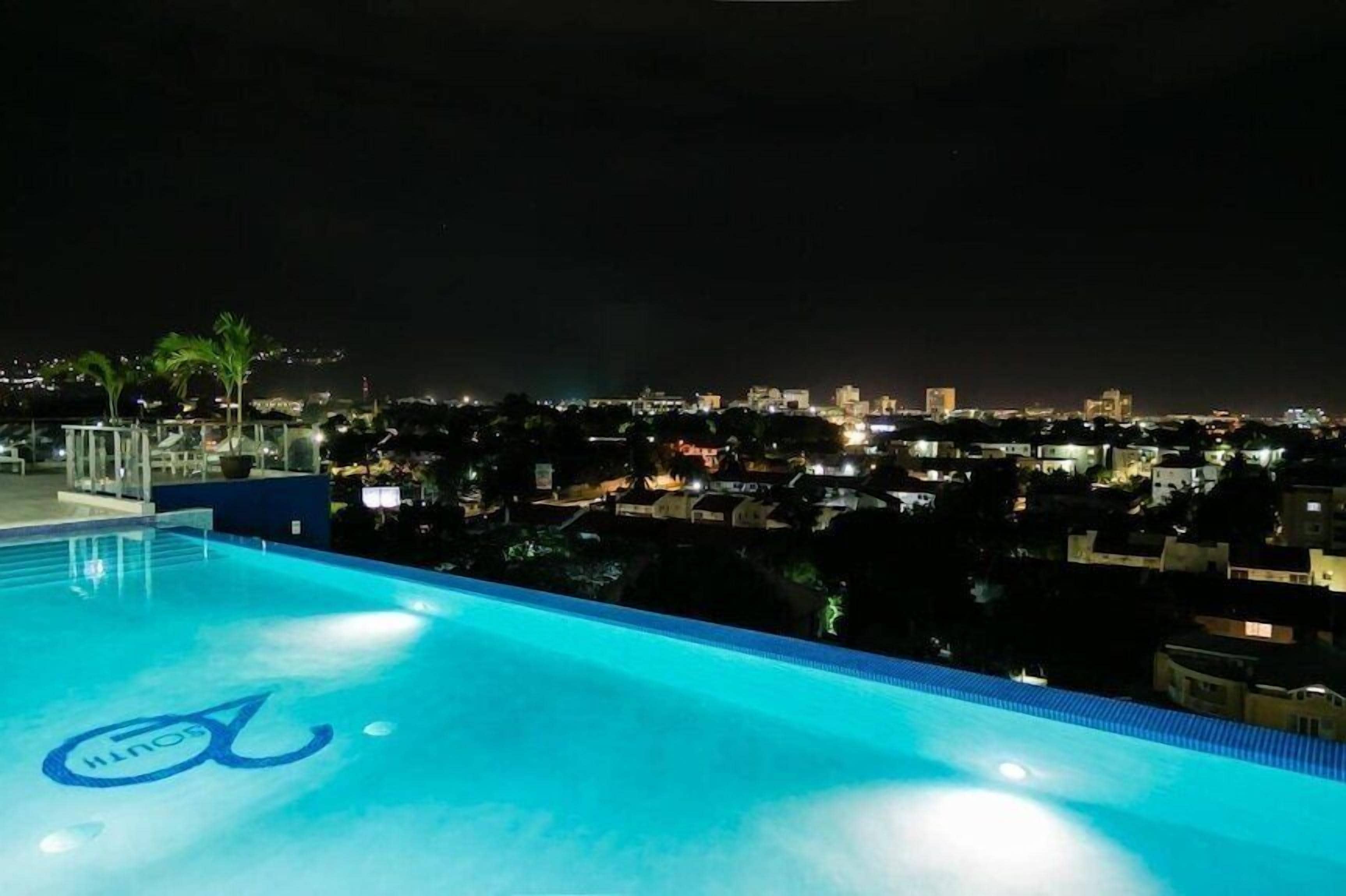 حمّام سباحة خارجي، مفتوح من 8:00 صباحًا إلى 9:00 مساءً، مقاعد للتشمس