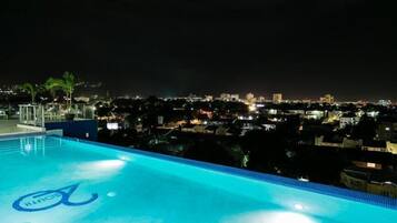 Una piscina al aire libre (de 08:00 a 21:00), tumbonas