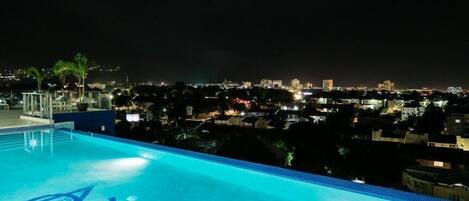 屋外プール、営業時間 8:00 ~ 21:00、サンラウンジャー