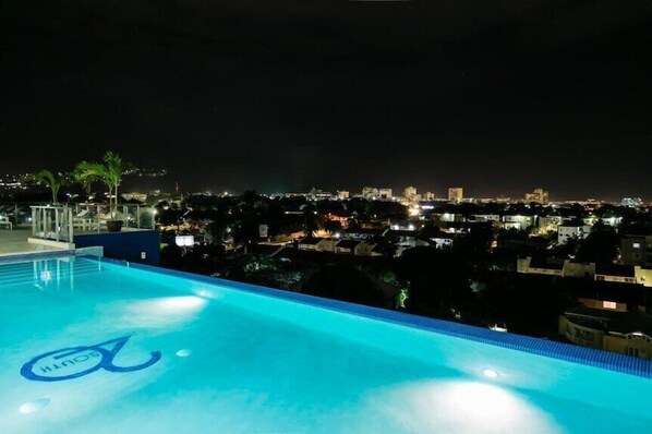 Outdoor pool, open 8:00 AM to 9:00 PM, sun loungers - Apartment with roof top pool (Kingston)