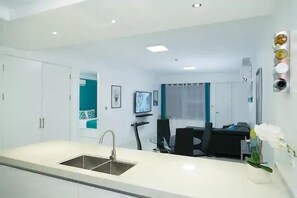 Comfort-Apartment, 1 Queen-Bett, Nichtraucher, Küche | Wohnbereich | Flachbildfernseher