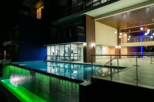 Apartment with roof top pool