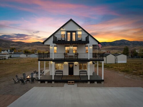 Private Hot Tub! Game Room! Fire Pit! Pizza Oven! Sleeps 19!