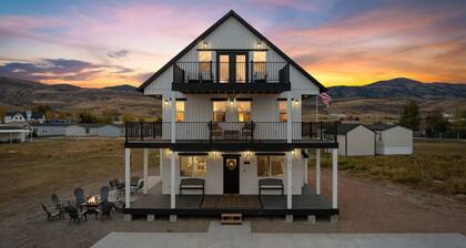 Private Hot Tub! Game Room! Fire Pit! Pizza Oven! Sleeps 19!