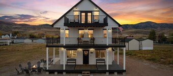 Private Hot Tub! Game Room! Fire Pit! Pizza Oven! Sleeps 19!