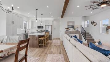 Téléviseur connecté, foyer, livres, bureau