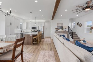 TV connectée, cheminée, livres