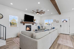 TV connectée, cheminée, livres