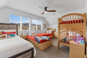 6 bedrooms, desk, iron/ironing board, travel cot