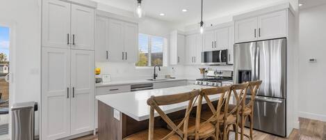 Geladeira, micro-ondas, fogão, cooktop