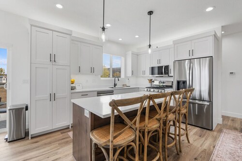 Tan Lines & Shorelines Lake House | Sleeps 16, Hot Tub, Game Room, Fire Pit!