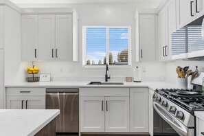 Køleskab, mikrobølgeovn, ovn, kogeplade