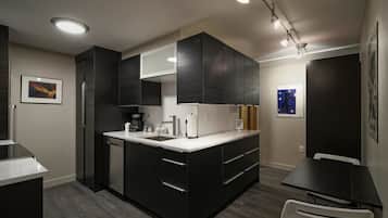 Geladeira, micro-ondas, fogão, cooktop