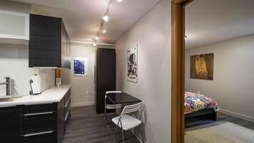 1 quarto, escrivaninha, ferros/tábuas de passar roupa, berço de viagem