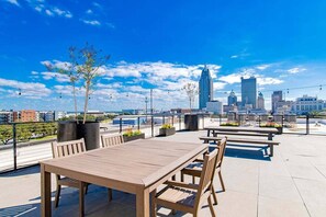 Outdoor dining - City Center Apartment - Free Parking & Great Views (Mobile)