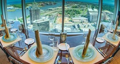City Center Apartment - Free Parking & Great Views!
