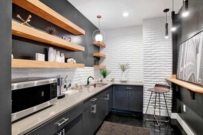 Fridge, microwave, oven, stovetop - City Center Apartment - Free Parking & Great Views (Mobile)