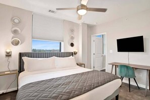 1 bedroom, desk, iron/ironing board, WiFi - City Center Apartment - Free Parking & Great Views (Mobile)