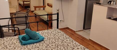 1 soverom, skrivebord, strykejern/-brett og internettilgang