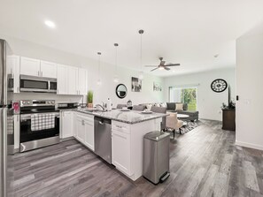 Fridge, microwave, oven, stovetop - Charming 3-bedroom house in delightful Lehigh Acres with WiFi, AC (Lehigh Acres)