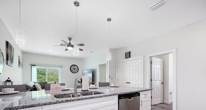 Charming 3-bedroom house in delightful Lehigh Acres with WiFi, AC