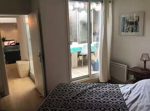 4 habitaciones, tabla de planchar con plancha, cuna de viaje y wifi 