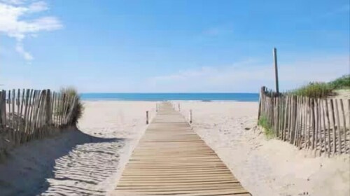 Spacious 4-bedroom apartment with WiFi, AC in the heart of Sete