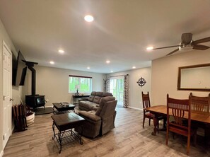 TV, fireplace - Chena Pointe Retreat (Fairbanks)