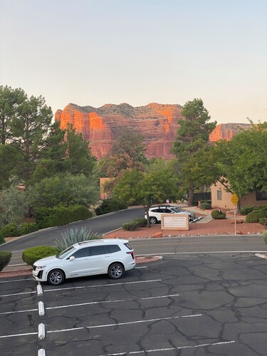 Red Rock View Condo, Pool, Golf & Hiking nearby, Walk to Sedona Dream Theater