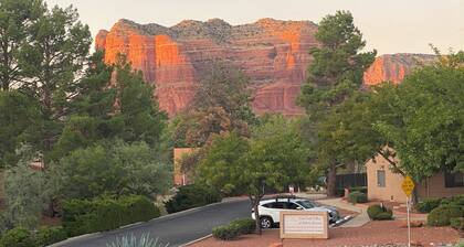 Red Rock View Condo, Pool, Golf & Hiking nearby, Walk to Sedona Dream Theater