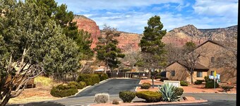 Red Rock View Condo, Pool, Golf & Hiking nearby, Walk to Sedona Dream Theater