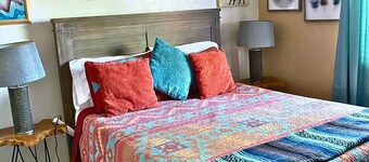 Red Rock View Condo, Pool, Golf & Hiking nearby, Walk to Sedona Dream Theater