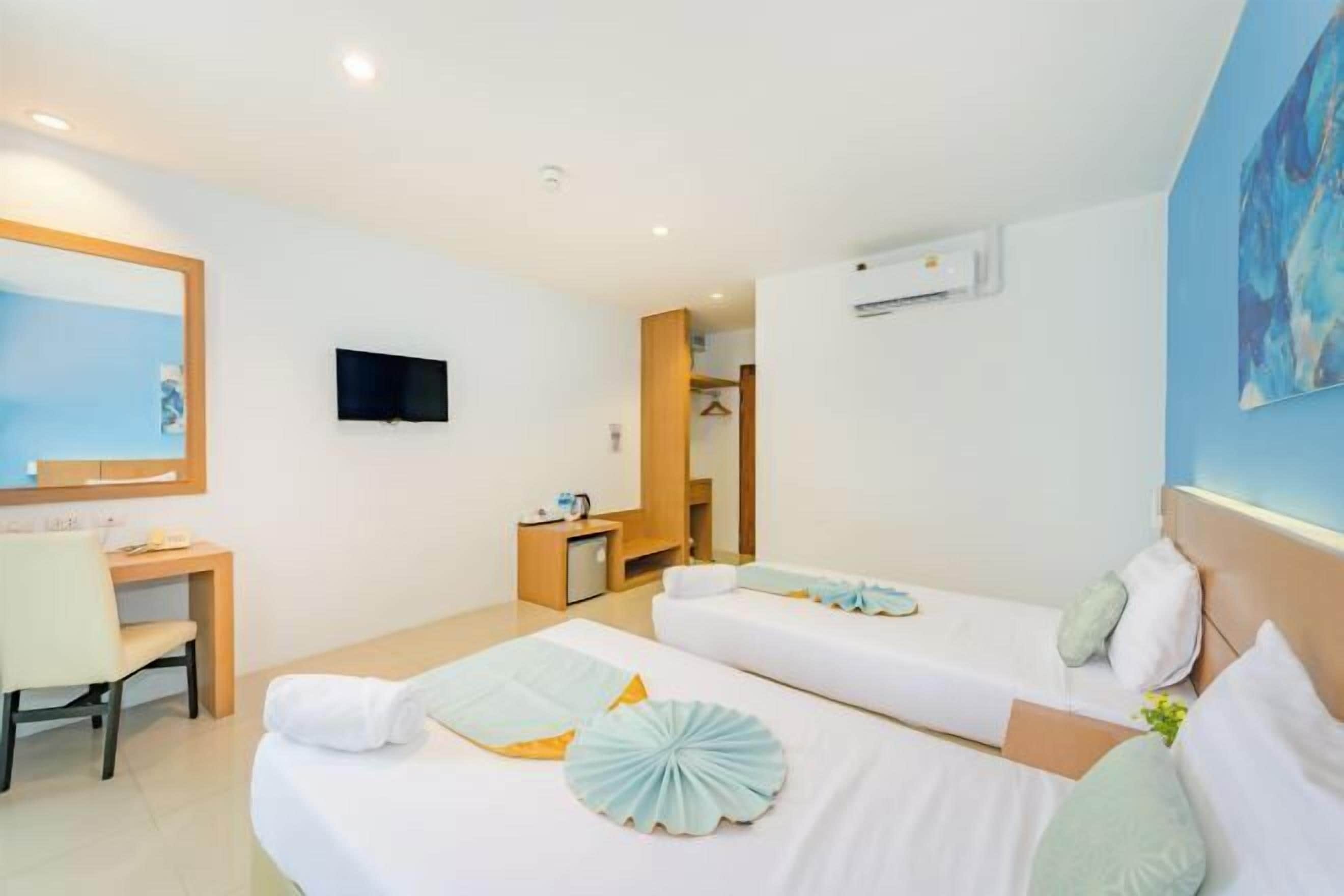 Minibar, espacio para trabajar con laptop y camas plegables/adicionales 