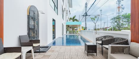 Una piscina al aire libre