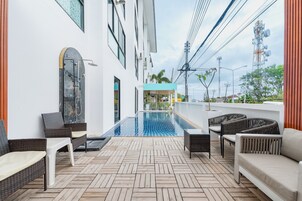 Una piscina al aire libre