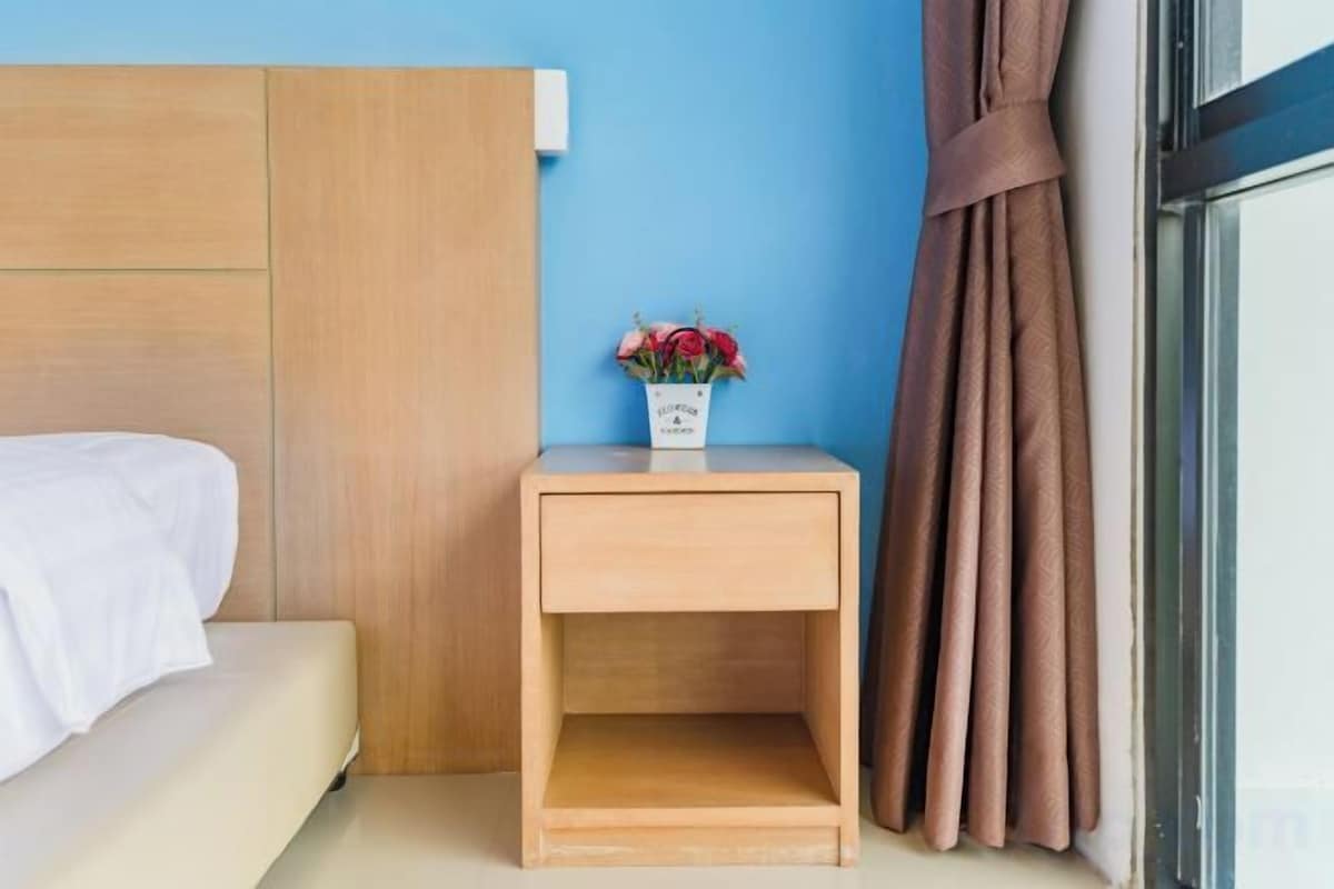 Minibar, espacio para trabajar con laptop y camas plegables/adicionales 
