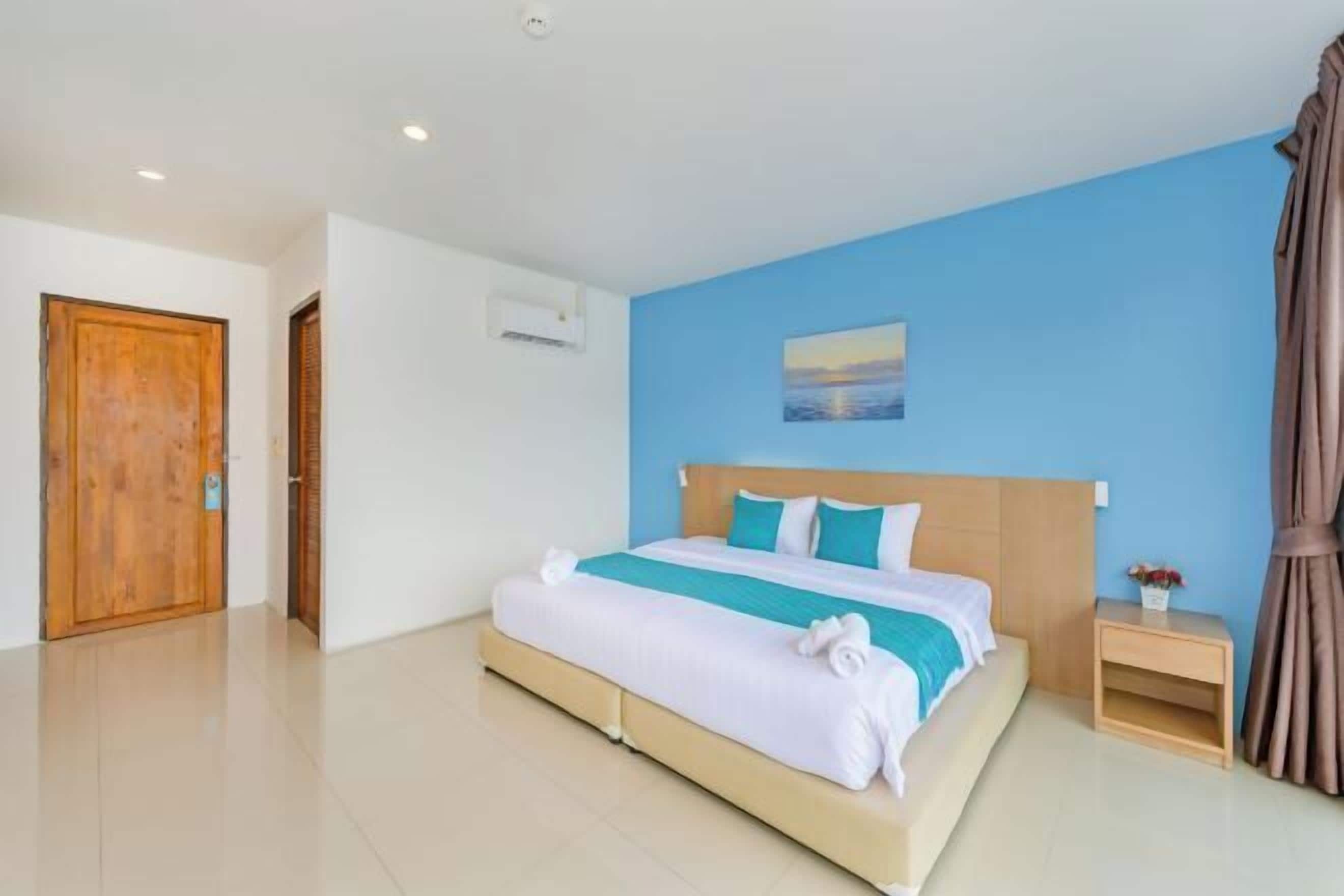 Minibar, espacio para trabajar con laptop y camas plegables/adicionales 