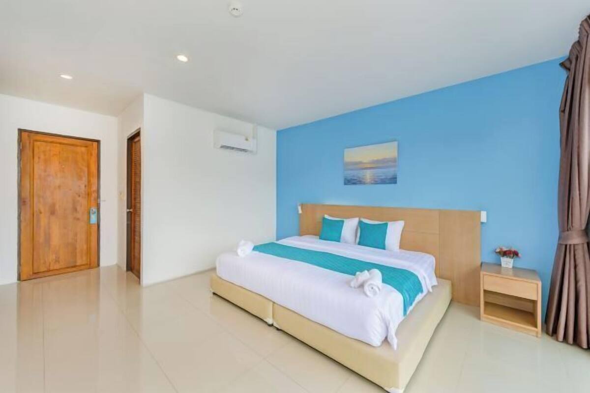 Minibar, laptop workspace, rollaway beds, free WiFi