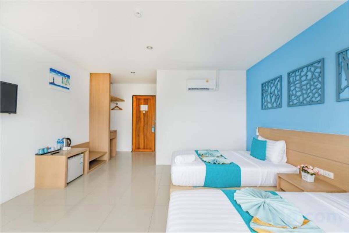 Minibar, laptop workspace, rollaway beds, free WiFi