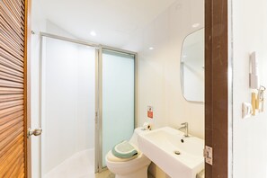 Superior Double or Twin Room, Partial Sea View | Bathroom | Shower, hair dryer, towels, shampoo - De Blue Sea Rawai (Rawai)