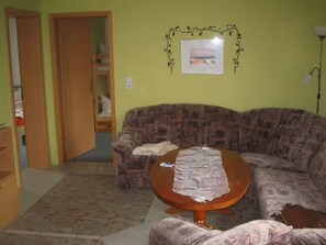 Fernseher, DVD-Player, Tischtennisplatte, Stereoanlage