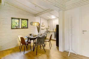 Dining - Holiday Home 'Berghütte' with Private Terrace, Private Garden and Wi-Fi (Ulrichstein)