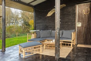 Terrace/patio - Holiday Home 'Berghütte' with Private Terrace, Private Garden and Wi-Fi (Ulrichstein)