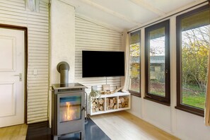 Interior - Holiday Home 'Berghütte' with Private Terrace, Private Garden and Wi-Fi (Ulrichstein)